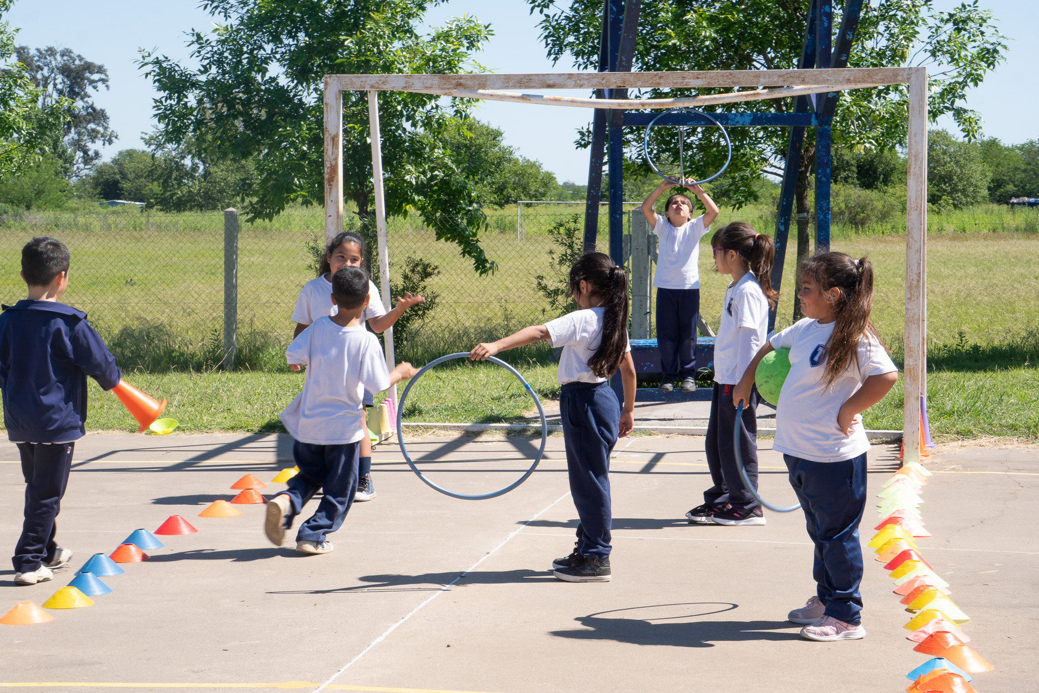Estudiantes del Colegio Tesla realizando una actividad